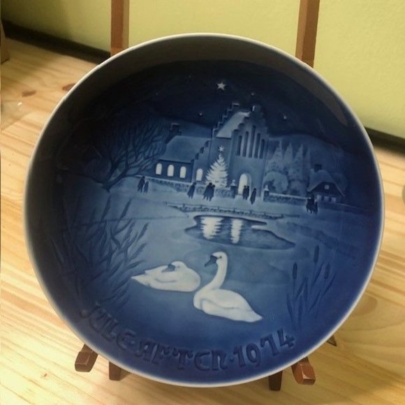 Copenhagen Bing and Grondahl Christmas Plate 1974 Christmas in the Village - Picture 1 of 2